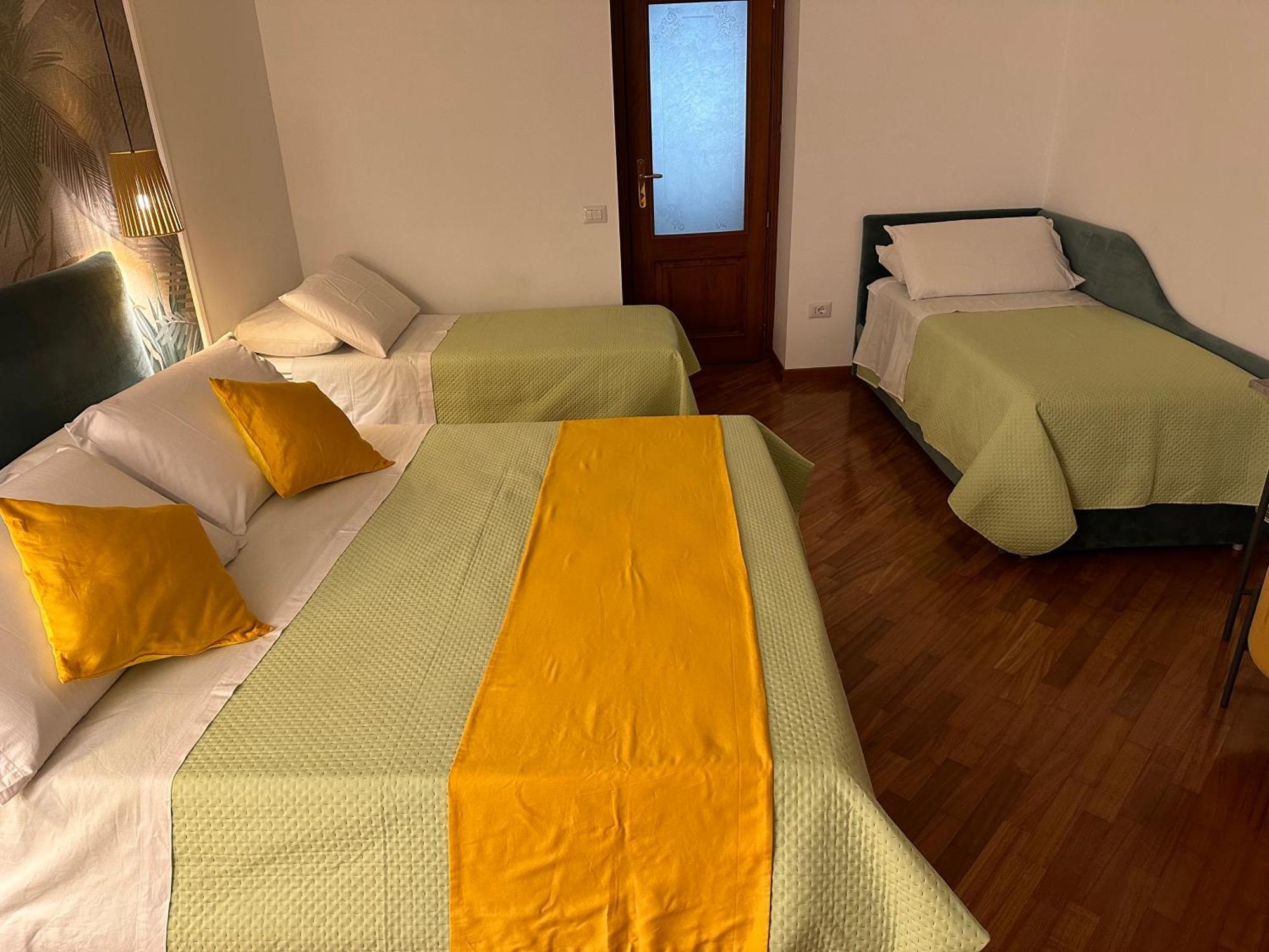 Two Rooms Chiaia 37 Naples Extérieur photo